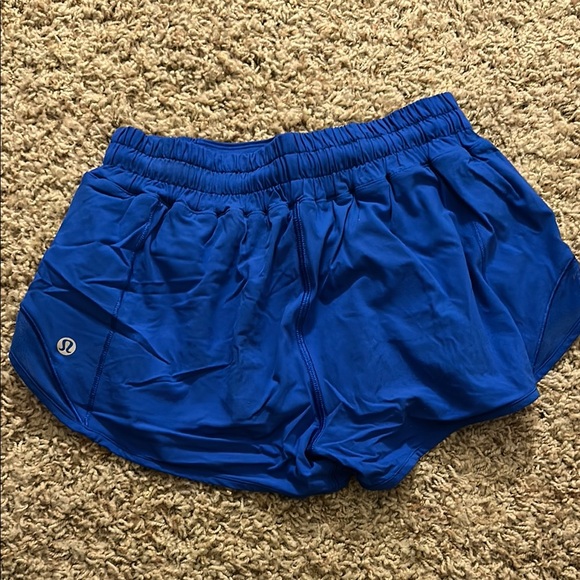 Lululemon hotty hot 2.5 shorts - Picture 2 of 3